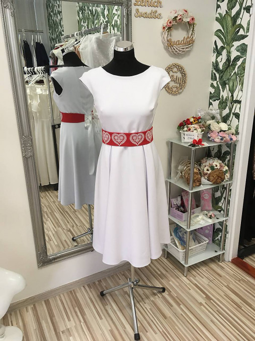 Biele krátke šaty s vyšívaným opaskom