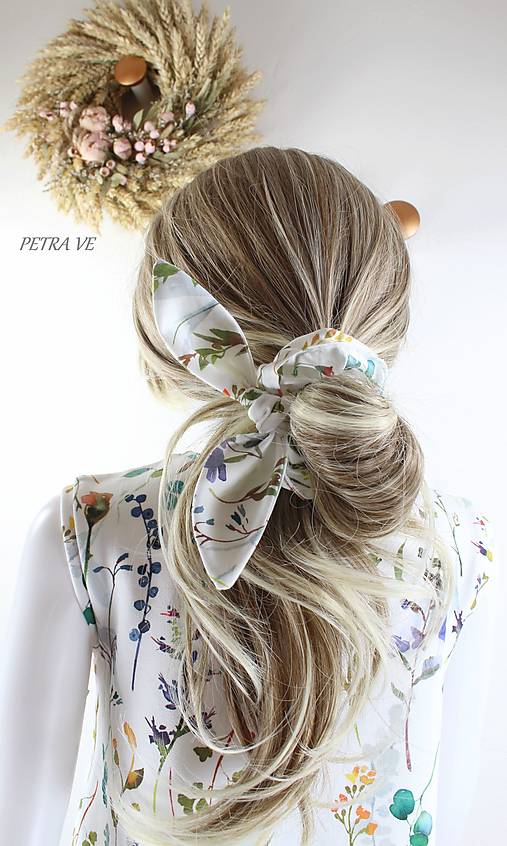 Ozdoby do vlasov - Lúčne kvety - gumička do vlasov, scrunchie (S odnímateľnou mašľou) - 13555282_
