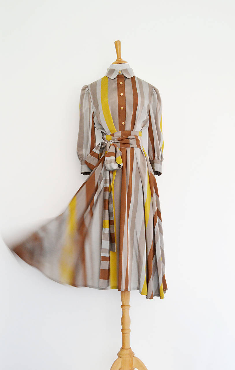 Košeľové viskózové šaty s prúžkami v odtieni kávy s viazaním v páse 