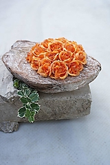 Dekorácie - Aranžmán z drobných ružičiek - 13557777_