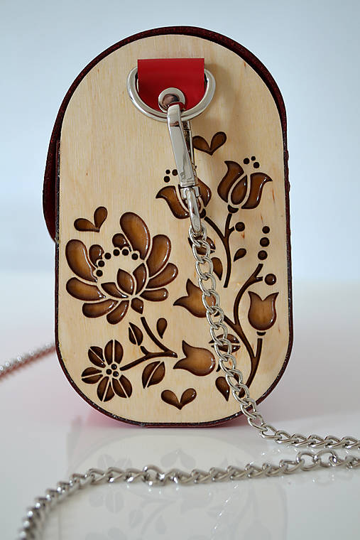 Drevená folk kabelka kožená Dorka a kvety Odzuzičky (červená pigmentovaná)