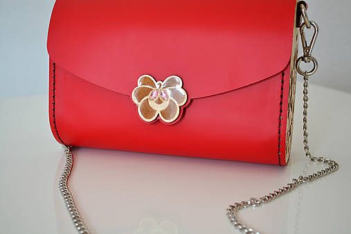 Drevená folk kabelka kožená Dorka a kvety Odzuzičky (červená pigmentovaná)