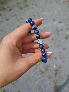 Pánske šperky - Pánsky náramok Lapis Lazuli s krížikom - 13558712_