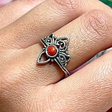 Prstene - Antique Silver Red Coral Ring / Vintage prsteň s červeným koralom - 13561428_