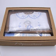 Detské oblečenie - Vyšívaná košieľka na krst "Sivo-modrý anjelik s ružičkami" (set košieľka + sviečka + darčeková krabica) - 13567043_
