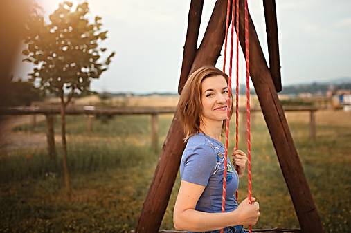 Maľované tričko Vtáčik - bledomodrá