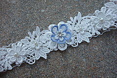  svadobný podväzok Ivory s modrým čipkovým kvetom 