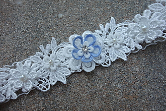 Spodná bielizeň - svadobný podväzok Ivory s modrým čipkovým kvetom - 13567846_