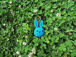 Kľúčenky - Malý háčkovaný zajko - prívesok - modrý - 13569029_