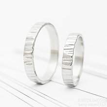 Prstene - Ručne kovaný snubný prsteň z nerezavejúcej ocele - Wood (Světlý) - 13573235_