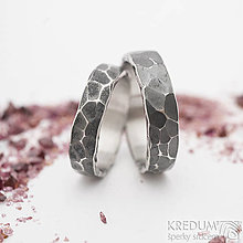 Prstene - Ručne kovaný snubný prsteň z nerezavejúcej ocele - Natura (Tmavý) - 13573402_