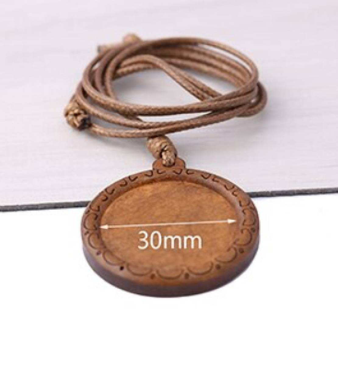 PR107 Prívesok na koženej šnúrke 30 mm