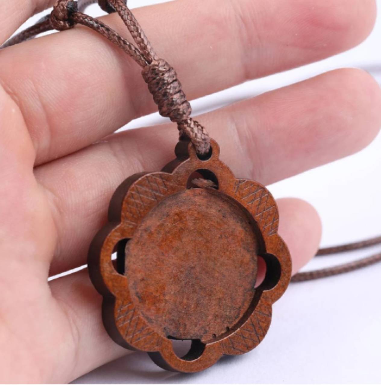 PR107 Prívesok na koženej šnúrke 25 mm