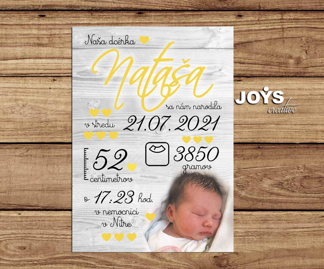 Detská tabuľka, tabuľka pre dieťa s údajmi o narodení dieťatka (Drevené pozadie, žlté písané písmo 27x19cm)