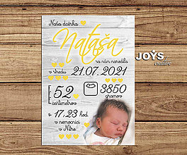 Tabuľky - Detská tabuľka, tabuľka pre dieťa s údajmi o narodení dieťatka (Drevené pozadie, žlté písané písmo 27x19cm) - 13577395_