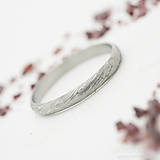 Prstene - Kovaná svadobná obrúčka z nerezové oceli damasteel - PRIMA (vzor voda světlý) - 13588591_
