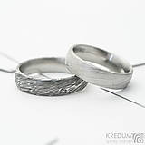 Prstene - Kovaná svadobná obrúčka z nerezové oceli damasteel - PRIMA (vzor voda světlý) - 13588596_