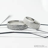 Prstene - Kovaná svadobná obrúčka z nerezové oceli damasteel - PRIMA (vzor voda tmavý) - 13588603_