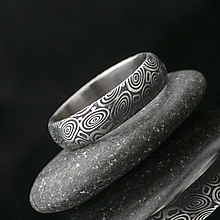 Prstene - Kovaná svadobná obrúčka z nerezové oceli damasteel - PRIMA (vzor kolečka tmavý) - 13588659_