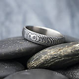 Prstene - Kovaná svadobná obrúčka z nerezové oceli damasteel - PRIMA (vzor čárky tmavý) - 13589726_