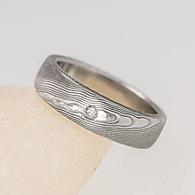 Prstene - Kovaný zásnubný alebo snubný prsteň s diamantom - Prima dřevo (diamant 1,5 mm) - 13589830_