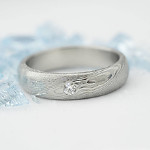 Prstene - Kovaný zásnubný alebo snubný prsteň s diamantom - Prima dřevo (diamant 2,3 mm) - 13589903_