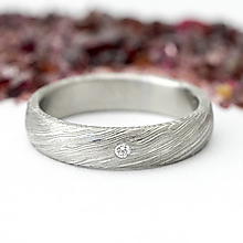Prstene - Kovaný zásnubný alebo snubný prsteň s diamantom - Prima voda (diamant 1,5 mm) - 13590011_