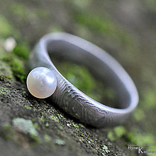 Prstene - Ručne kovaný zásnubný prsteň damasteel s perlou - Liena (vzor čárky) - 13590985_