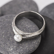 Prstene - Ručne kovaný zásnubný prsteň damasteel s perlou - Liena (vzor kolečka) - 13590998_
