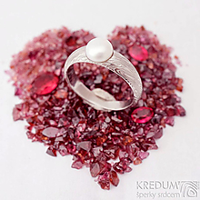 Prstene - Ručne kovaný zásnubný prsteň damasteel s perlou - Liena (vzor voda) - 13591022_