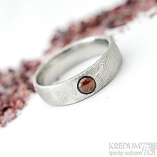 Prstene - Ručne kovaný zásnubný prsteň s drahým kameňom - Prima  (struktura dřevo světlý) - 13592482_