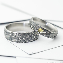 Prstene - Ručne kovaný zásnubný prsteň s drahým kameňom - Prima  (struktura voda tmavý) - 13592618_
