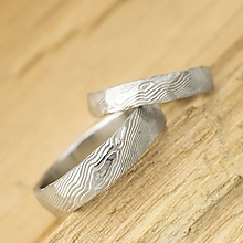 Prstene - Ručne kované svadobné obrúčky z nerezové ocele damasteel - Natura (sttruktura dřevo, světlý) - 13594891_