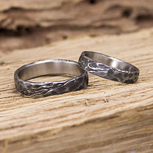 Prstene - Ručne kované svadobné obrúčky z nerezové ocele damasteel - Natura (struktura dřevo, tmavý) - 13594897_