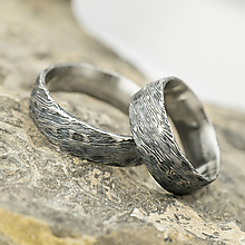 Prstene - Ručne kované svadobné obrúčky z nerezové ocele damasteel - Natura (struktura voda, tmavý) - 13594928_