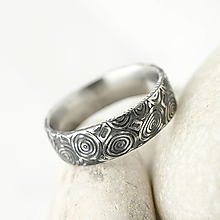 Prstene - Ručne kované svadobné obrúčky z nerezové ocele damasteel - Natura (struktura kolečka, tmavý) - 13594949_