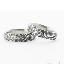 Prstene - Ručne kované svadobné obrúčky z nerezové ocele damasteel - Natura (struktura čárky, tmavý) - 13594954_