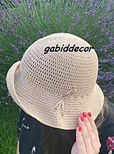 Háčkovaný dámsky/dievčenský letný klobúčik  (Letný dámsky/dievčenský klobúčik s dlhším lemom a mašličkou)