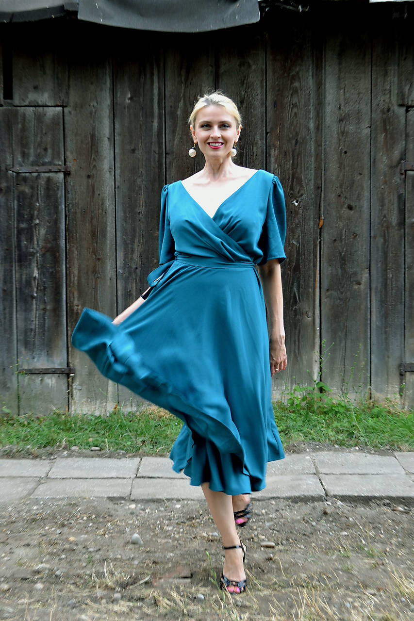 Viskózové zavinovacie šaty v petrolejovej 