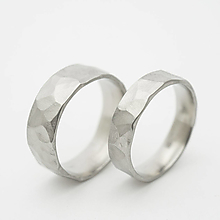 Prstene - Ručne kovaný snubný prsteň z nerezavejúcej ocele - Natura (Světlý lesklý) - 13600491_