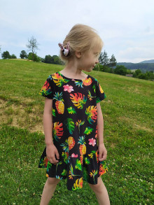 Detské oblečenie - Detské úpletové šaty s volánom - 13599903_