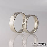 Prstene - Ručně tepaná zlatá svadobná obrúčka - Natura Gold (bílé zlato) - 13602597_