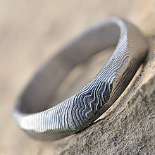 Prstene - Svadobné obrúčky z nerezové ocele damasteel - Rock (struktura čárky, světlý) - 13601971_