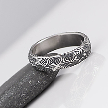 Prstene - Svadobné obrúčky z nerezové ocele damasteel - Rock (struktura kolečka, tmavý) - 13602046_