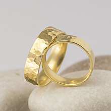 Prstene - Ručně tepaná zlatá svadobná obrúčka - Natura Gold (žluté zlato) - 13602583_