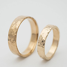 Prstene - Ručně tepaná zlatá svadobná obrúčka - Natura Gold (červené zlato) - 13602612_