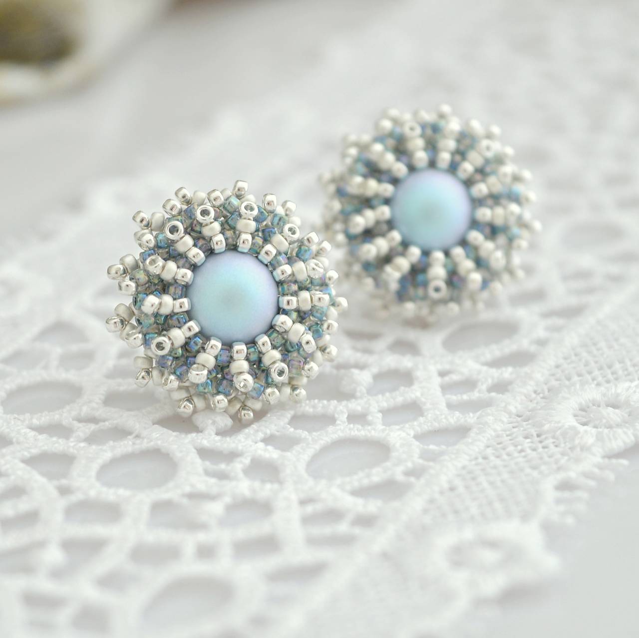 Napichovacie perlové náušnice s postriebrenými korálkami - niečo modré (Ag925)