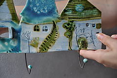 Nábytok - Vešiak so štyrmi domčekmi tyrkysový - 13601775_