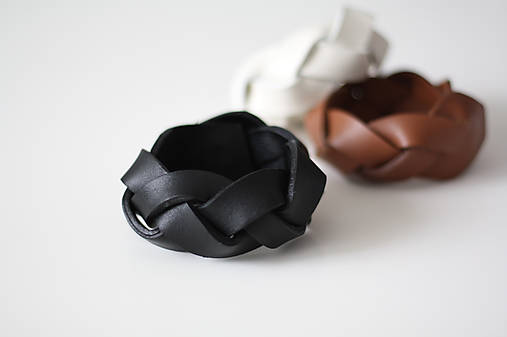 Náramky - Kožený prepletaný náramok (Čierna) - 13606309_