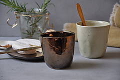 Nádoby - Šálka, pohár v glazúre kovovej farby - 13608009_